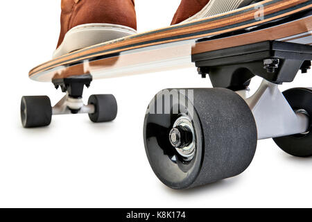 Dynamische Rückansicht eines Schwarzen und Holz- Skate Board und braun Leder Schuhe auf einen weißen Hintergrund mit Freistellungspfad isoliert Stockfoto