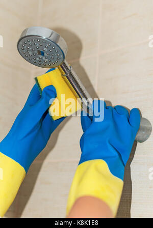 Haus Reinigung. Frau Reinigung in Bad Dusche. Stockfoto