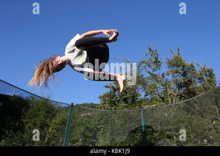 Mädchen Springen auf einem Trampolin. Frankreich. Stockfoto