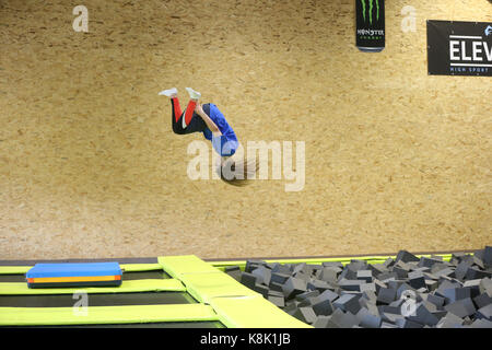 Mädchen Springen auf einem Trampolin. Frankreich. Stockfoto