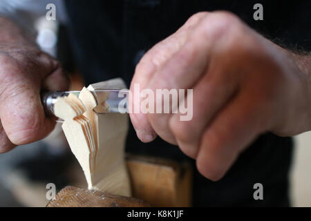 Altes Domancy Handwerk Festival. Holzschnitzer. frankreich. Stockfoto