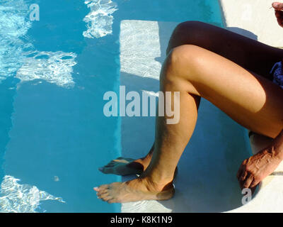 Frau, SCHWIMMBAD Stockfoto