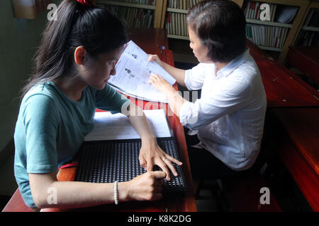 Vietnam. Zentrum für blinde Kinder. Mädchen schreiben Braille. Stockfoto