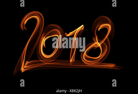 Frohes neues Jahr 2018 Isolierte zahlen Schriftzug mit Feuer Flammen oder Rauch auf schwarzem Hintergrund geschrieben. Stockfoto