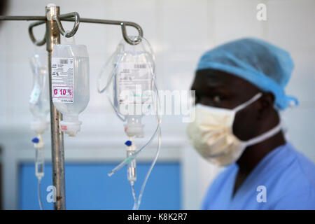 Afrika. Sotouboua Krankenhaus. Operationssaal. Glucose Tropf. togo. Stockfoto