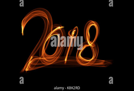 Frohes neues Jahr 2018 Isolierte zahlen Schriftzug mit Feuer Flammen oder Rauch auf schwarzem Hintergrund geschrieben. Stockfoto