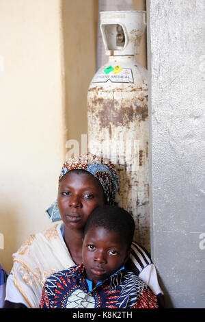 Kranker afrikanischer Junge im Krankenhaus mit Mutter. togo. Stockfoto