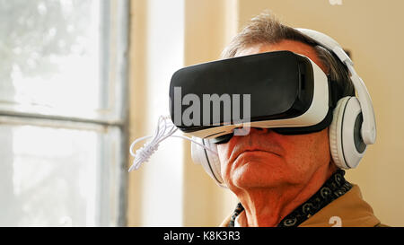 Senior alten Mann mit VR-Headset Stockfoto