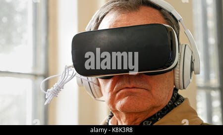 Senior alten Mann mit VR-Headset Stockfoto