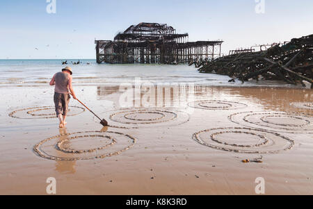 Muster in den Sand gezeichnet, in der Nähe von Brighton West Pier Stockfoto