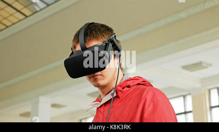Junger Mann in VR-Headset spielen virtuelle Spiel Stockfoto