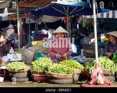 Hue, Vietnam - 13. September 2017: Nicht identifizierte Frau in den Straßen verkaufen Essen, in Hue in Vietnam Stockfoto