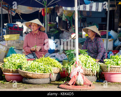 Hue, Vietnam - 13. September 2017: Nicht identifizierte Frau in den Straßen verkaufen Essen, in Hue in Vietnam Stockfoto