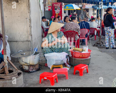 Hue, Vietnam - 13. September 2017: Nicht identifizierte Frau in den Straßen verkaufen Essen, in Hue in Vietnam Stockfoto