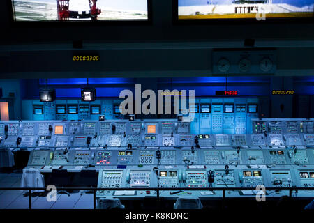 Tatsächliche Apollo Mission Control Konsolen auf Anzeige im Apollo/Saturn V-Center im Kennedy Space Center Stockfoto