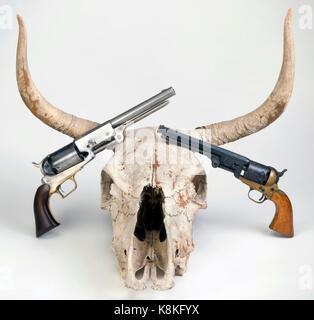 Antike cowboy Pistolen und Kuh Schädel. Stockfoto