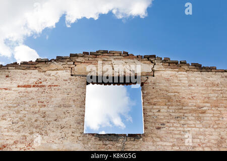 Ein Teil der Wand des Gebäudes ohne Fenster und Dach nach einem Unfall. Blauen Himmel im Hintergrund Stockfoto