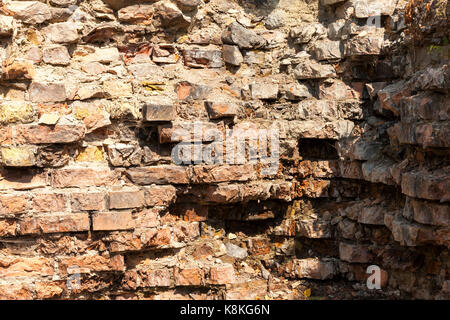 Nahaufnahme fotografiert Teil der Wand des Gebäudes, die anfing, zu kollabieren Stockfoto