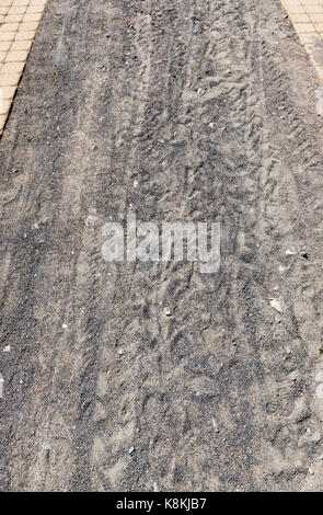 Fußgänger-Weg im Park, mit Sand während der Reparatur abgedeckt. Foto close up Stockfoto