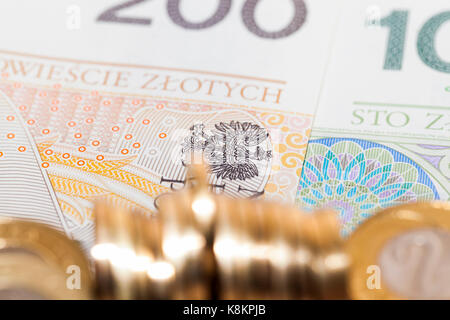 Polnische Banknoten und Münzen fotografiert Nahaufnahme. Gezeigten Details des Geldes mit internationalen Bezeichnung - PLN flache Schärfentiefe, Foto her Stockfoto