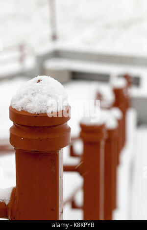 Fotografiert Nahaufnahme metall Geländer in der Nähe der Treppe. Winter Zeit des Jahres, die Struktur ist mit Schnee bedeckt Stockfoto