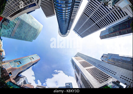 Bottom-up Blick auf Business Office Wolkenkratzer und Hochhäuser in Singapurs Business und Finanzviertel Raffles Place. Fisheye Schuss Stockfoto