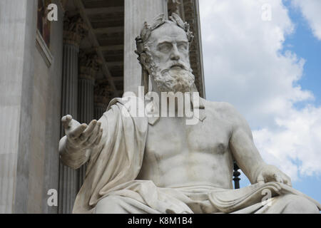 Portrait der steinerne Statue der griechische Philosoph Xenophon vor dem österreichischen Parlament in Wien Stockfoto