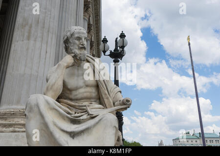Statue von Herodot vor dem österreichischen Parlament Gebäude an der Ringstraße in Wien, Österreich Stockfoto