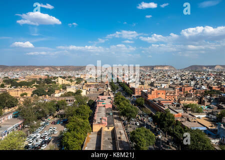 Bild vom Minarett der Jama Masjid der Gebäude und Bäume der Stadt Japiur, als rosa Stadt in Indien bekannt. Stockfoto