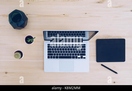 Blick von oben auf die Holz- Arbeitsplatz mit Laptop Stockfoto