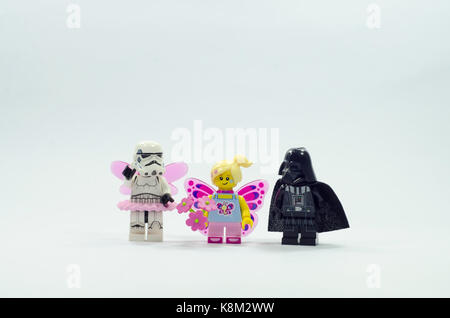 Lego Storm Trooper, Darth Vader und Schmetterling Mädchen auf weißem Hintergrund Stockfoto