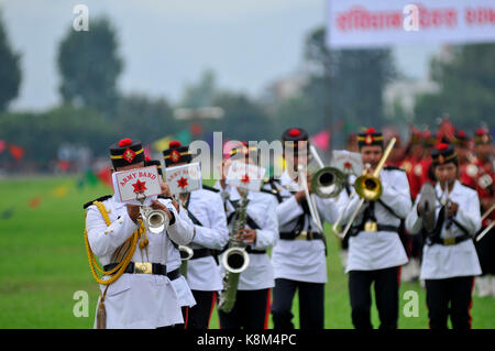 Kathmandu, Nepal. 19 Sep, 2017. Personal der nepalesischen Armee Band mit Ihrem Musikinstrument nimmt teil an einer Feier der Tag der Verfassung in Nepal Armee Pavillon, Tundikhel, Kathmandu, Nepal am Dienstag, 19. September 2017. Credit: Narayan Maharjan/Pacific Press/Alamy leben Nachrichten Stockfoto