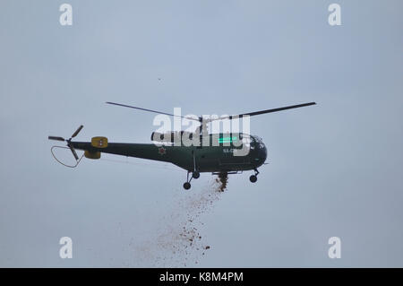 Kathmandu, Nepal. 19 Sep, 2017. Die nepalesische Armee Hubschrauber vorbei werfen Blumen während der Feier der Tag der Verfassung in Nepal Armee Pavillon, Tundikhel, Kathmandu, Nepal am Dienstag, 19. September 2017. Credit: Narayan Maharjan/Pacific Press/Alamy leben Nachrichten Stockfoto