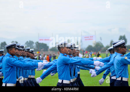 Kathmandu, Nepal. 19 Sep, 2017. Personal der nepalesischen Polizei nimmt teil an einer Feier der Tag der Verfassung in Nepal Armee Pavillon, Tundikhel, Kathmandu, Nepal am Dienstag, 19. September 2017. Credit: Narayan Maharjan/Pacific Press/Alamy leben Nachrichten Stockfoto