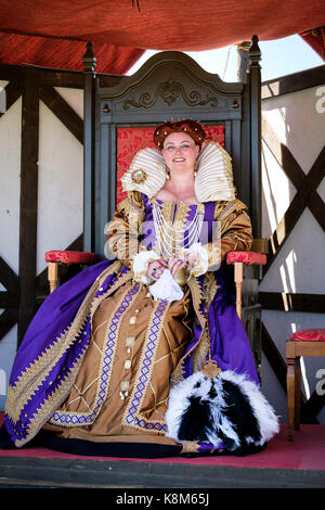 Frau re-Enactor als Königin während der Renaissance Festival in Oxford, Ontario, Kanada gekleidet. Stockfoto