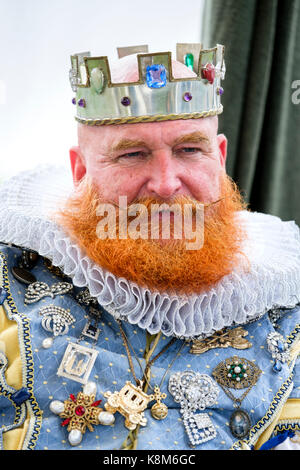 Mann re-Enactor als König während der Renaissance Festival in Oxford, Ontario, Kanada gekleidet. Stockfoto