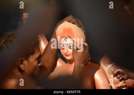 Allahabad, Indien. 19 Sep, 2017. Allahabad: Ein indischer Künstler arbeitet auf einer Statue der hinduistischen Göttin Durga im Hinblick auf die bevorstehende Navratri Durga Festival auf einem Workshop in Allahabad am September 09, 2017. Credit: Prabhat Kumar Verma/Pacific Press/Alamy leben Nachrichten Stockfoto