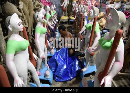 Allahabad, Indien. 19 Sep, 2017. Allahabad: Ein indischer Künstler arbeitet auf einer Statue der hinduistischen Göttin Durga im Hinblick auf die bevorstehende Navratri Durga Festival auf einem Workshop in Allahabad am September 09, 2017. Credit: Prabhat Kumar Verma/Pacific Press/Alamy leben Nachrichten Stockfoto
