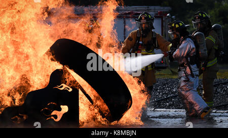 Feuerwehrmänner vom 2. Bauingenieur Squadron ein Brand während eines Flugzeuges live Feuer löschen in Barksdale Air Force Base, La., Sept. 14, 2017 brennen Stockfoto