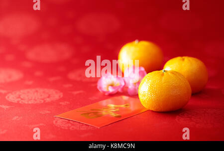 Das chinesische Neujahr - Mandarin orange und rot Paket Stockfoto