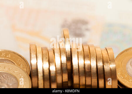 Die polnische Banknote zweihundert Zloty Zloty gelbe Farbe liegen. Münzen liegen nebeneinander. Fokus auf den Rippen von Münzen. In der Nähe fotografiert - oben Stockfoto