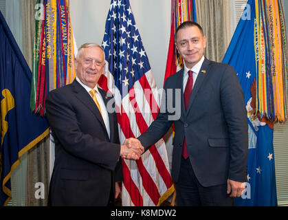 Verteidigungsminister Jim Mattis Hosts eine bilaterale Sitzung für rumänische Verteidigungsminister Mihai-Viorel Fifor Sept. 19, 2017, Stockfoto