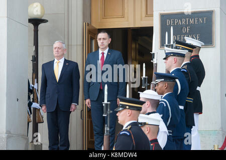 Verteidigungsminister Jim Mattis Hosts eine bilaterale Sitzung für rumänische Verteidigungsminister Mihai-Viorel Fifor Sept. 19, 2017, Stockfoto