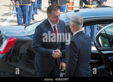 Verteidigungsminister Jim Mattis Hosts eine bilaterale Sitzung für rumänische Verteidigungsminister Mihai-Viorel Fifor Sept. 19, 2017, Stockfoto