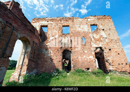 Die Ruinen der alten Burg zerstört. Die Festung ist in Ruzhany Weißrussland. Die Wände sind aus Mauerwerk. Stockfoto