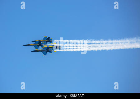 US Navy Blue Angels F/A-18 Hornissen in Bildung vor blauem Himmel während des Chicago Air 2017 und Wasser zeigen Fliegen Stockfoto