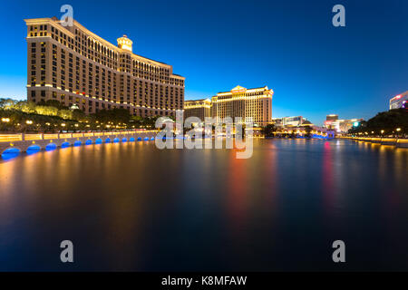 Lange Belichtung des Bellagio Hotel und Casino bei Nacht gegen dark blue sky - Las Vegas, NV Stockfoto