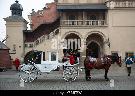 Kutsche außerhalb Tuchhallen in der Altstadt - Krakau, Polen Stockfoto