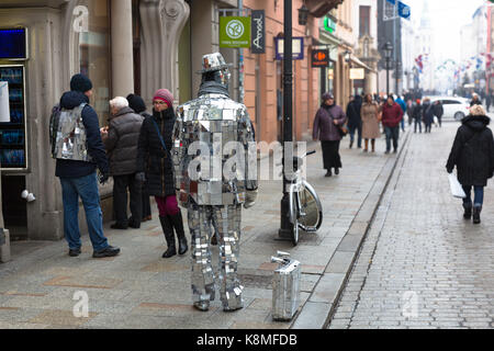 Street Performer in Silber gekleidet auf Bürgersteig in Krakau Hauptplatz Stockfoto