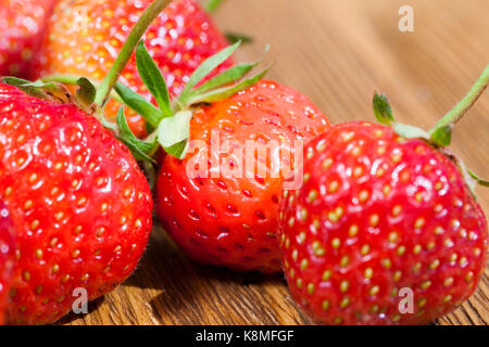 Frische rote Erdbeere Beeren auf dem Tisch liegen. Foto close up Stockfoto